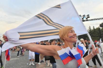 Москва. Люди во время праздничного концерта, посвященного Дню Государственного флага России, на Поклонной горе.