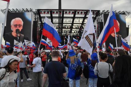 Москва. Люди во время праздничного концерта, посвященного Дню Государственного флага России, на Поклонной горе.