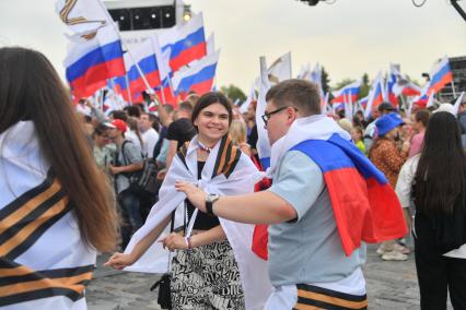 Москва. Люди во время праздничного концерта, посвященного Дню Государственного флага России, на Поклонной горе.