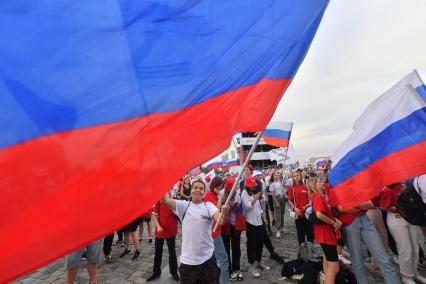 Москва. Люди во время праздничного концерта, посвященного Дню Государственного флага России, на Поклонной горе.