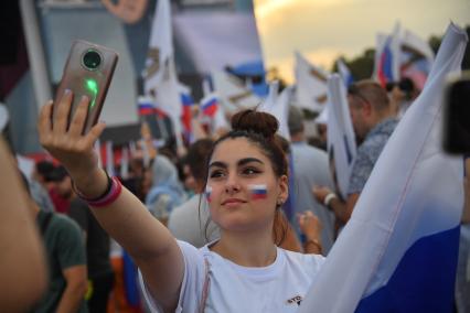 Москва. Люди во время праздничного концерта, посвященного Дню Государственного флага России, на Поклонной горе.