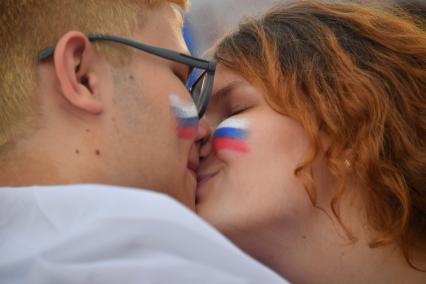 Москва. Влюбленные во время праздничного концерта, посвященного Дню Государственного флага России, на Поклонной горе.