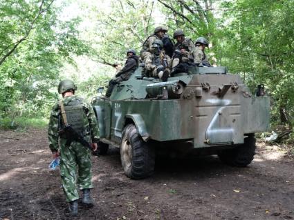 Донецкая область. Рядом с г.Угледар. Бойцы батальона `Восток` ДНР на бронетехнике.