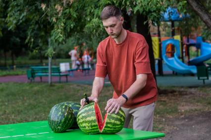 Москва. Корреспондент `Комсомольской правды` Андрей Абрамов выбирает арбуз.