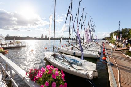 Москва. Пришвартованные яхты в акватории Химкинского водохранилища.