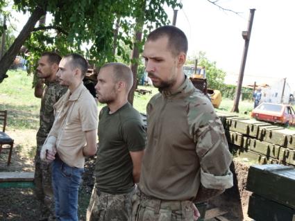 Донецкая область. п.Еленовка. Выжившие пленные украинские военные во время визита актера Стивена Сигала, посетившего исправительную колонию № 120, где содержались пленные боевики батальона`Азов` и другие украинские военные, подозреваемые в воинских преступлениях. 29 июля в результате удара систем HIMARS со стороны Украины были убиты осколками или сгорели заживо более 50 человек, еще 70 получили ранения.
* - (организация запрещена в РФ).
