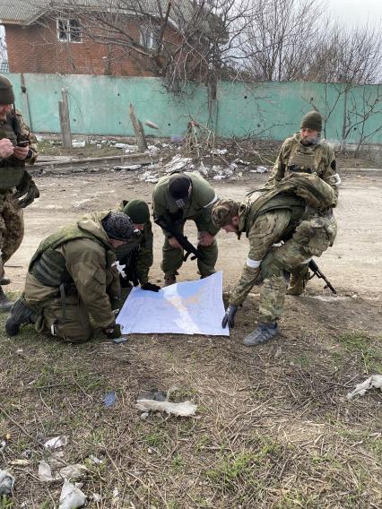 Украина. г.Мариуполь. Микрорайон Восточный. Бойцы батальона ДНР `Восток` прочесывают дома на границе с комбинатом `Азовсталь`.