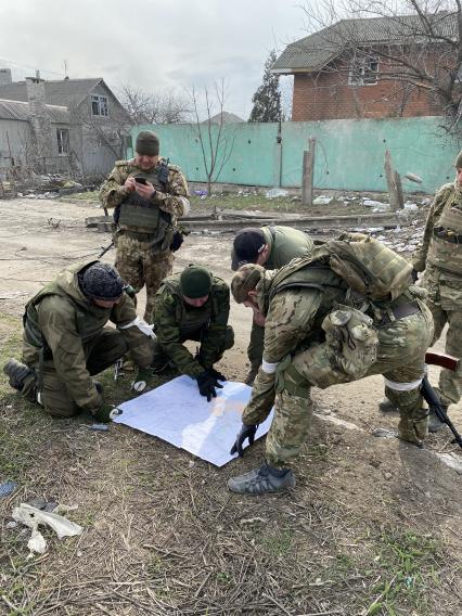 Украина. г.Мариуполь. Микрорайон Восточный. Бойцы батальона ДНР `Восток` прочесывают дома на границе с комбинатом `Азовсталь`.