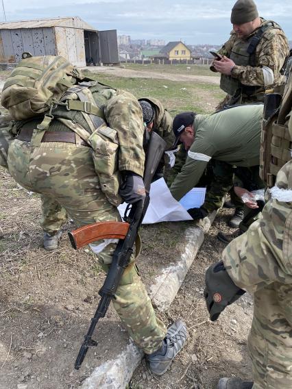 Украина. г.Мариуполь. Микрорайон Восточный. Бойцы батальона ДНР `Восток` прочесывают дома на границе с комбинатом `Азовсталь`.