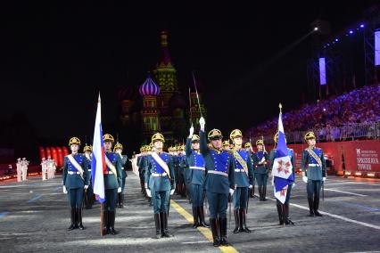 Москва. Рота специального караула Президентского полка во время выступления на Международном военно-музыкальном фестивале `Спасская башня` на Красной площади.