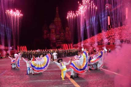 Москва. Участники танцевального коллектива оркестра Вооруженных сил Венесуэлы во время выступления на Международном военно-музыкальном фестивале `Спасская башня` на Красной площади.