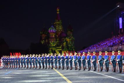 Москва. Рота специального караула Президентского полка во время выступления на Международном военно-музыкальном фестивале `Спасская башня` на Красной площади.