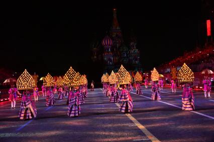 Москва. Участница исполнительского художественного коллектива Индии `Panghat` во время выступления на Международном военно-музыкальном фестивале `Спасская башня` на Красной площади.