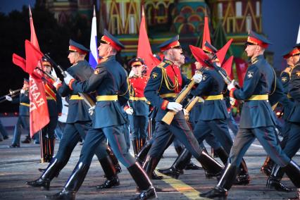 Москва. Военнослужащие роты почётного караула 154 отдельного комендантского Преображенского полка во время выступления на Международном военно-музыкальном фестивале `Спасская башня` на Красной площади.