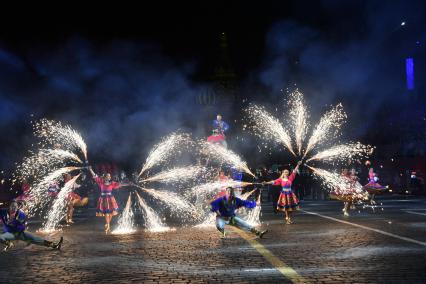 Москва. Участники танцевального коллектива во время выступления на Международном военно-музыкальном фестивале `Спасская башня` на Красной площади.