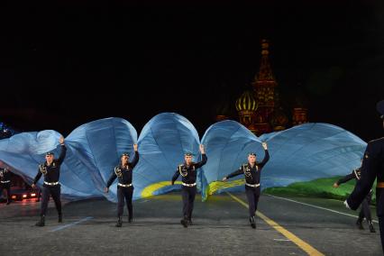 Москва. Участники Сводного оркестра Воздушно-десантных войск во время выступления на Международном военно-музыкальном фестивале `Спасская башня` на Красной площади.