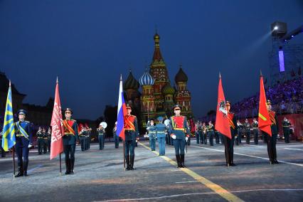 Москва. Военнослужащие роты почётного караула 154 отдельного комендантского Преображенского полка во время выступления на Международном военно-музыкальном фестивале `Спасская башня` на Красной площади.