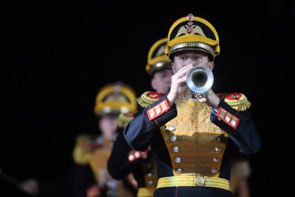 Москва. Центральный военный оркестр Министерства обороны во время выступления на Международном военно-музыкальном фестивале `Спасская башня` на Красной площади.