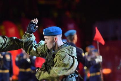 Москва. Участники Сводного оркестра Воздушно-десантных войск во время выступления на Международном военно-музыкальном фестивале `Спасская башня` на Красной площади.