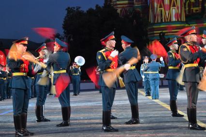 Москва. Военнослужащие роты почётного караула 154 отдельного комендантского Преображенского полка во время выступления на Международном военно-музыкальном фестивале `Спасская башня` на Красной площади.