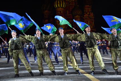 Москва. Участники Сводного оркестра Воздушно-десантных войск во время выступления на Международном военно-музыкальном фестивале `Спасская башня` на Красной площади.