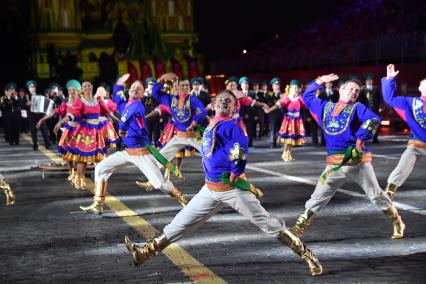 Москва. Участники танцевального коллектива во время выступления на Международном военно-музыкальном фестивале `Спасская башня` на Красной площади.