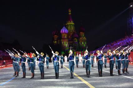 Москва. Рота специального караула Президентского полка во время выступления на Международном военно-музыкальном фестивале `Спасская башня` на Красной площади.