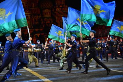 Москва. Участники Сводного оркестра Воздушно-десантных войск во время выступления на Международном военно-музыкальном фестивале `Спасская башня` на Красной площади.