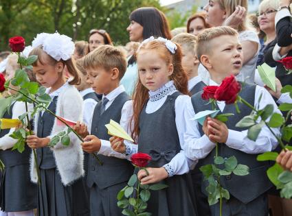 Пермь. Первоклассники на торжественной линейке.