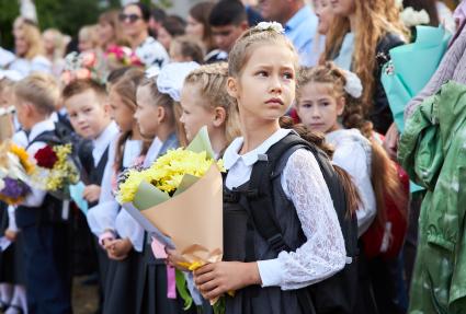 Пермь. Первоклассники на торжественной линейке.