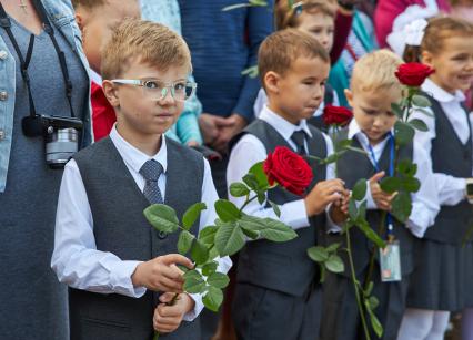 Пермь. Первоклассники на торжественной линейке.