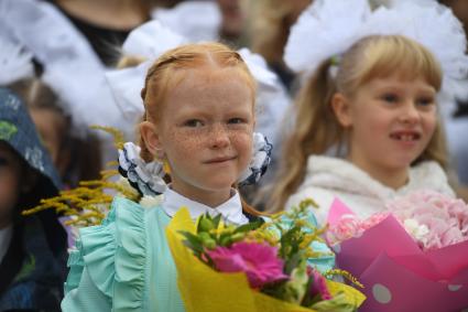 Москва.  Школьники перед началом торжественной линейки, посвященной Дню знаний.