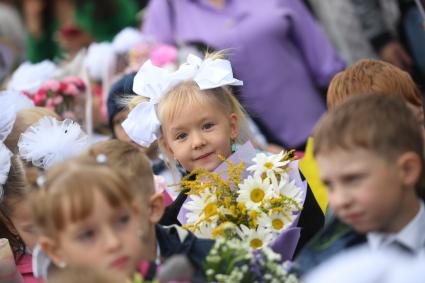 Москва.  Школьники перед началом торжественной линейки, посвященной Дню знаний.