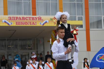 Москва.  Школьники на торжественной линейке, посвященной Дню знаний.