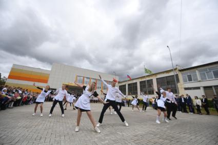 Москва.  Школьники на торжественной линейке, посвященной Дню знаний.