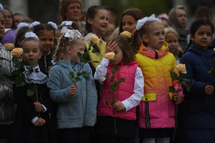 Москва.  Школьники на торжественной линейке, посвященной Дню знаний.