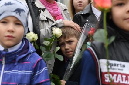 Москва.  Школьники перед началом торжественной линейки, посвященной Дню знаний.