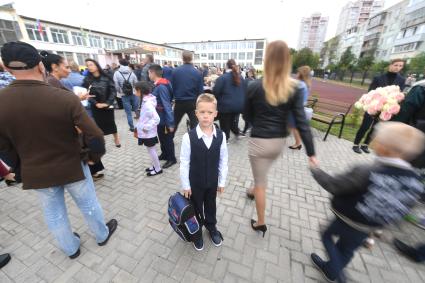 Москва.  Школьники перед началом торжественной линейки, посвященной Дню знаний.