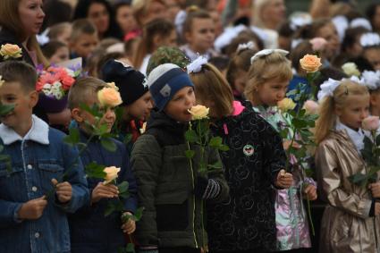 Москва.  Школьники на торжественной линейке, посвященной Дню знаний.