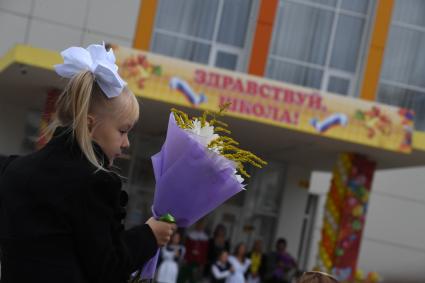 Москва.  Школьники на торжественной линейке, посвященной Дню знаний.