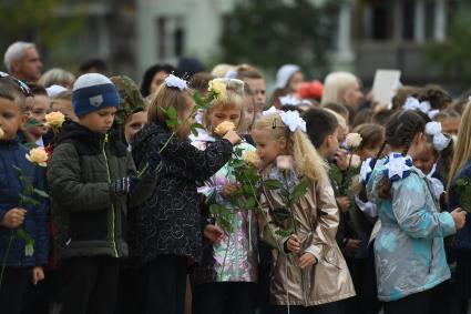 Москва.  Школьники на торжественной линейке, посвященной Дню знаний.