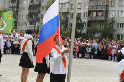 Москва.  Школьники на торжественной линейке, посвященной Дню знаний.