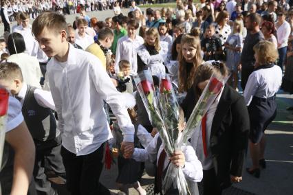 Барнаул. Учащиеся после торжественной линейки, посвящённой Дню знаний, в гимназии №???45.