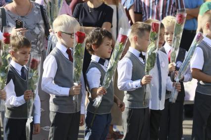 Барнаул. Первоклассники с цветами на торжественной линейке, посвящённой Дню знаний, в гимназии №???45.