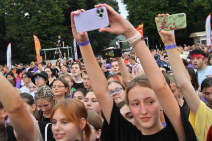 Москва.  Участники массового спортивного мероприятия  установления Мирового рекорда по стоянию в планке  перед разминкой с участием спортивного блогера Алексея Столярова на набережной в парке Горького.