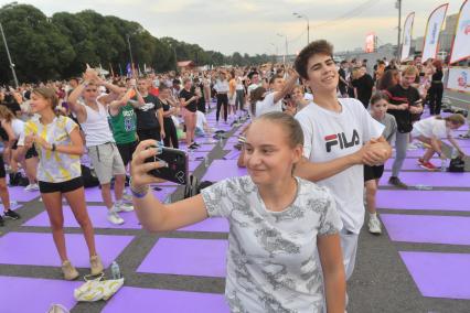 Москва.  Участники массового спортивного мероприятия  установления Мирового рекорда по стоянию в планке  с участием спортивного блогера Алексея Столярова на набережной в парке Горького.