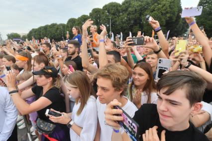 Москва.  Участники массового спортивного мероприятия  установления  Мирового рекорда по стоянию в планке  перед разминкой с участием спортивного блогера Алексея Столярова на набережной в парке Горького.