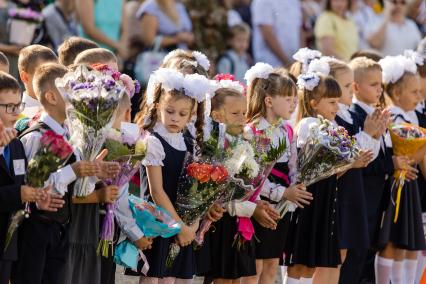 Челябинск. Первоклассники на торжественной линейке в школе №