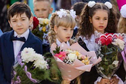 Челябинск. Первоклассники на торжественной линейке в школе №