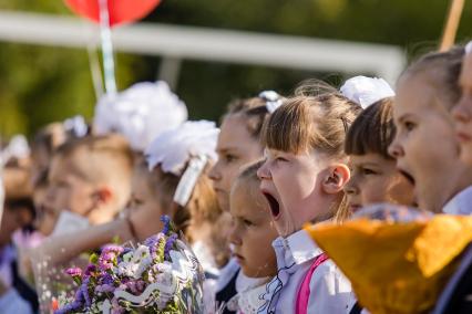 Челябинск. Первоклассники на торжественной линейке в школе №